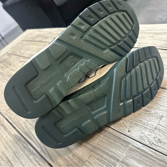 Size 8.5 - brand New new balance figs 977H Green & White Mens - Picture 7 of 7